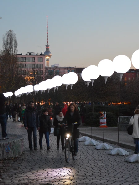 Border Temporalities: Doing Literature in a World of Walls